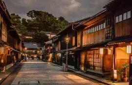 Traditionelles Geisha-Viertel mit alten Holzhäusern in Kanazawa, Japan