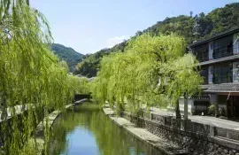 L'agréable canal du village thermal de kinosaki Onsen au Japon