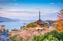 Miyajima Insel und ihre berühmten Torii mit Füßen im Wasser sind einen Besuch vor Hiroshima in Japan wert