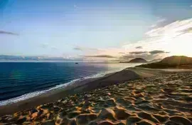 Sonnenaufgang in den Sanddünen von Tottori, einer kleinen Wüste, die in Japan einzigartig ist