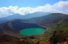 Lago del cráter en Zao Onsen, Tohoku, Japón