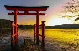 Heiwa no Torii im Lake Hakone, ein magischer und unverzichtbarer Ort in der Nähe des Mount Fuji