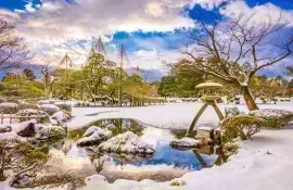 Le jardin Kenroku-en, l'un des trois plus beau du Japon particulièrement sublime en hiver