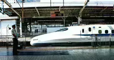 Shinkansen au quai d'une gare au Japon