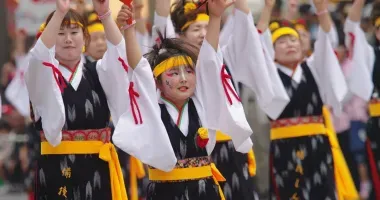 Danza durante el festival de las flores en Hiroshima.