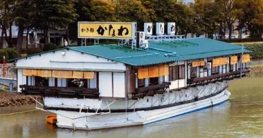 Barca y restaurant Kanawa.