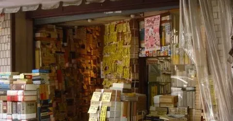 Sotto le montagne di libri, libreria Tamura Kanda offre libri in francese.