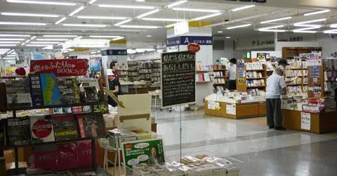Novels, essays, manga, art books, books for children ... all genres invest shelves of the bookstore Kinokuniya Shoten-Shibuya.