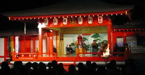 El escenario del festival Takigi Noh.