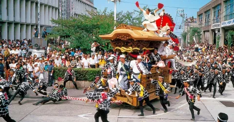 Desfile de carrozas del Kishiwada Danjiri Matsuri.