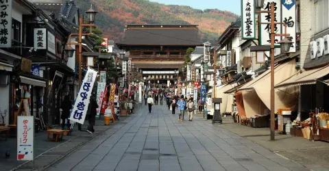 Le temple Zenko-ji de Nagano et la rue Nakamise.