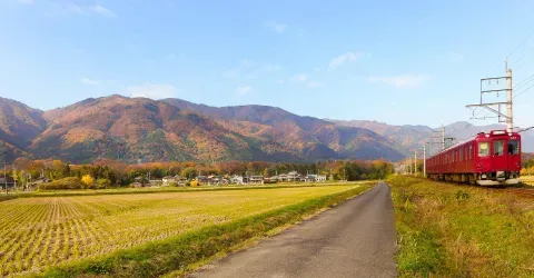 Un train de la compagnie Yoro Railway, près des montagnes Yoro (préfecture de Gifu)