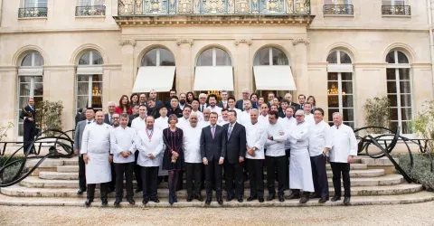 40 chefs venus du monde entier réunis autour d'Emmanuel Macron, le 4 décembre 2017.