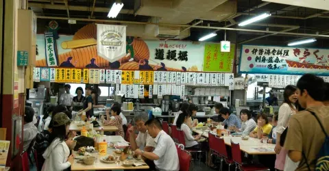 Food court au marché Makishi de Naha, Okinawa