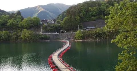 Pont flottant sur le lac d'Okutama