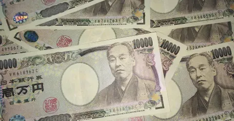 Delle banconote da 10.000 yen (76 €)