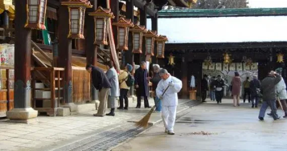 Preparación para el mercado en el santuario Kitano Tenmangu.