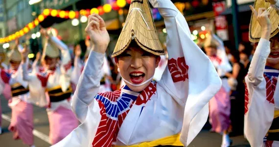 Une danseuse du festival Awa Odori (Tokushima), coiffée du chapeau traditionnel amigasa.