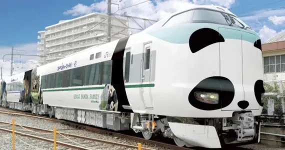 Le train aux couleurs d'un panda, dans la préfecture de Wakayama, au Japon